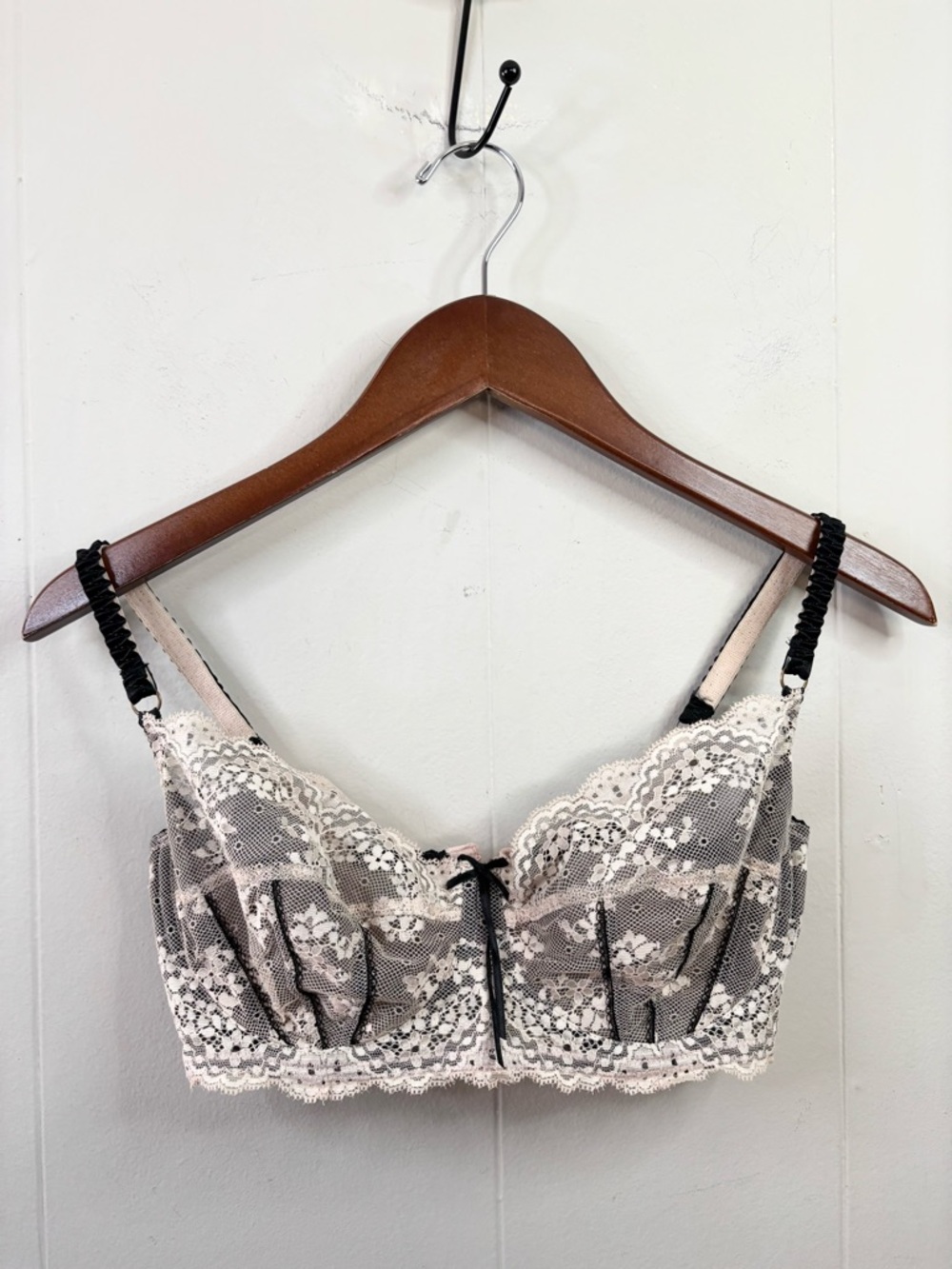 ELLE MACPHERSON INTIMATES Lace Bra SZ 34DD coquette dark romance pale pink black